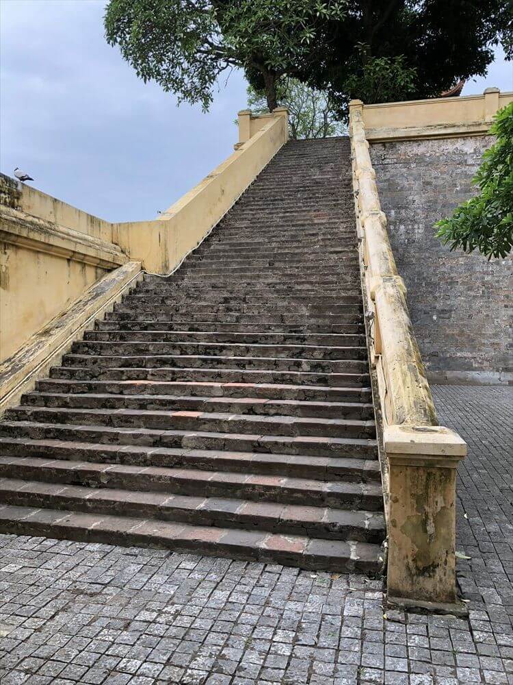 タンロン遺跡の階段