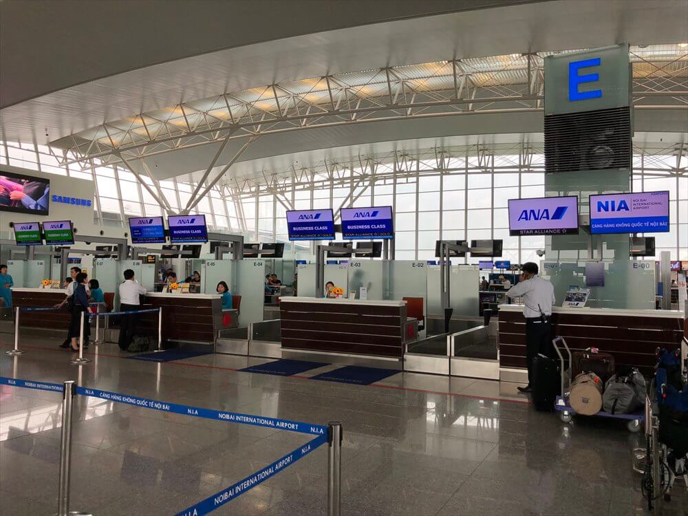 ノイバイ国際空港のANAのカウンター