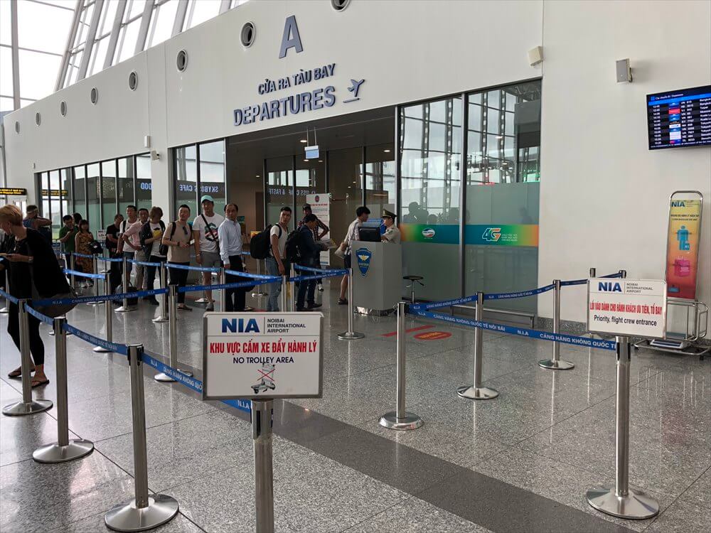 ノイバイ国際空港のプライオリティレーン