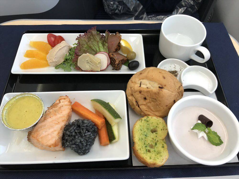 ANA858便ビジネスクラスの機内食1