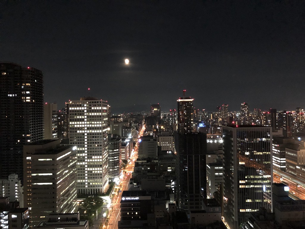 セントレジス大阪から本町通りの明かり