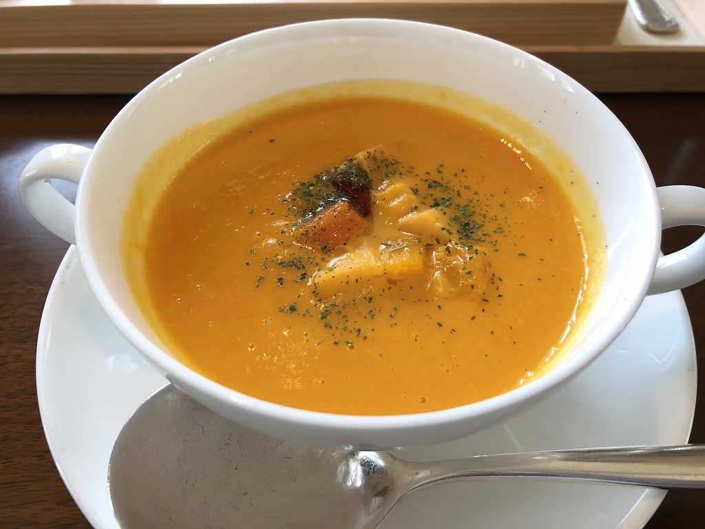 セントレジス大阪の「ラ・ベデュータ」のキャロットスープ