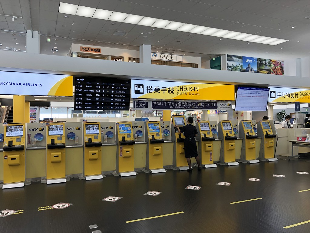 神戸空港のスカイマークのチェックインカウンター