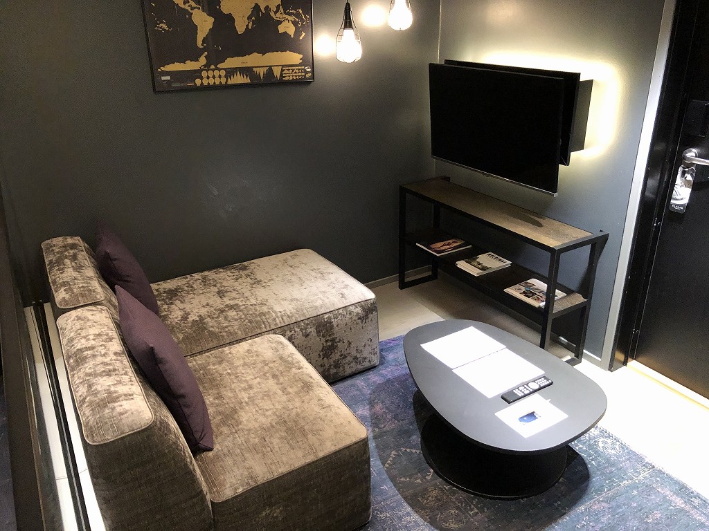ヘルシンキ・クラウスKホテルのPassion Miniのソファとテレビ