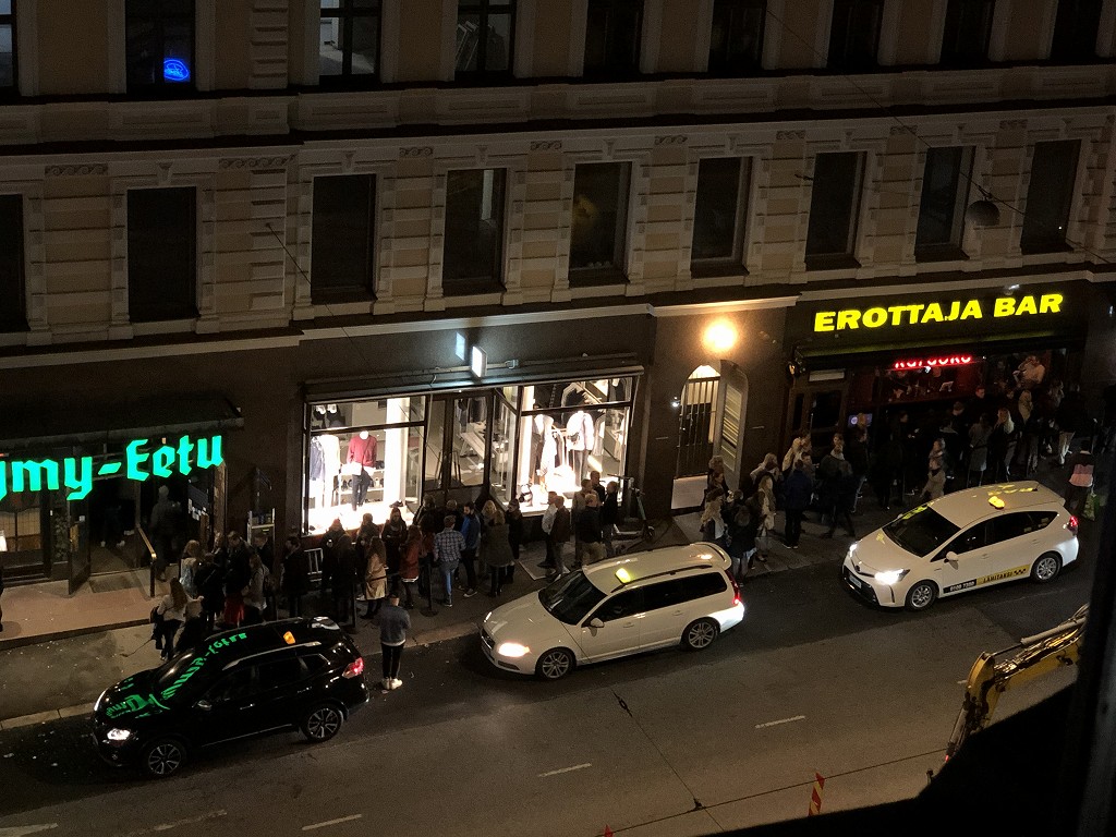 クラウスKホテルの前のEROTTAJA BAR