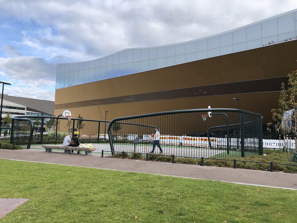 フィンランド中央図書館の前の公園1