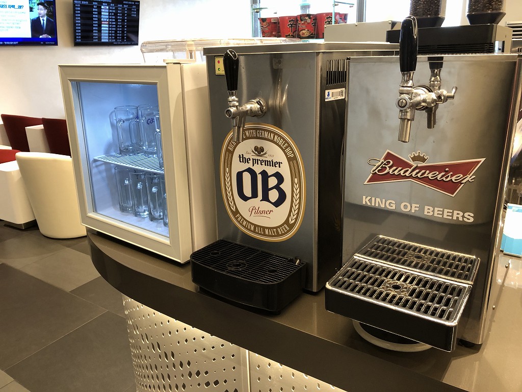 ソウル金浦空港のKALラウンジのOBビール・バドワイザー