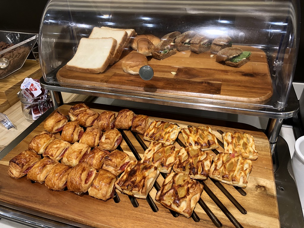 ソウル金浦空港のSKY HUB LOUNGEのパン類