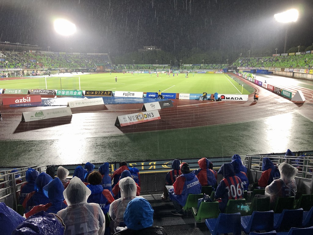 平塚のレモンガススタジアムで大雨