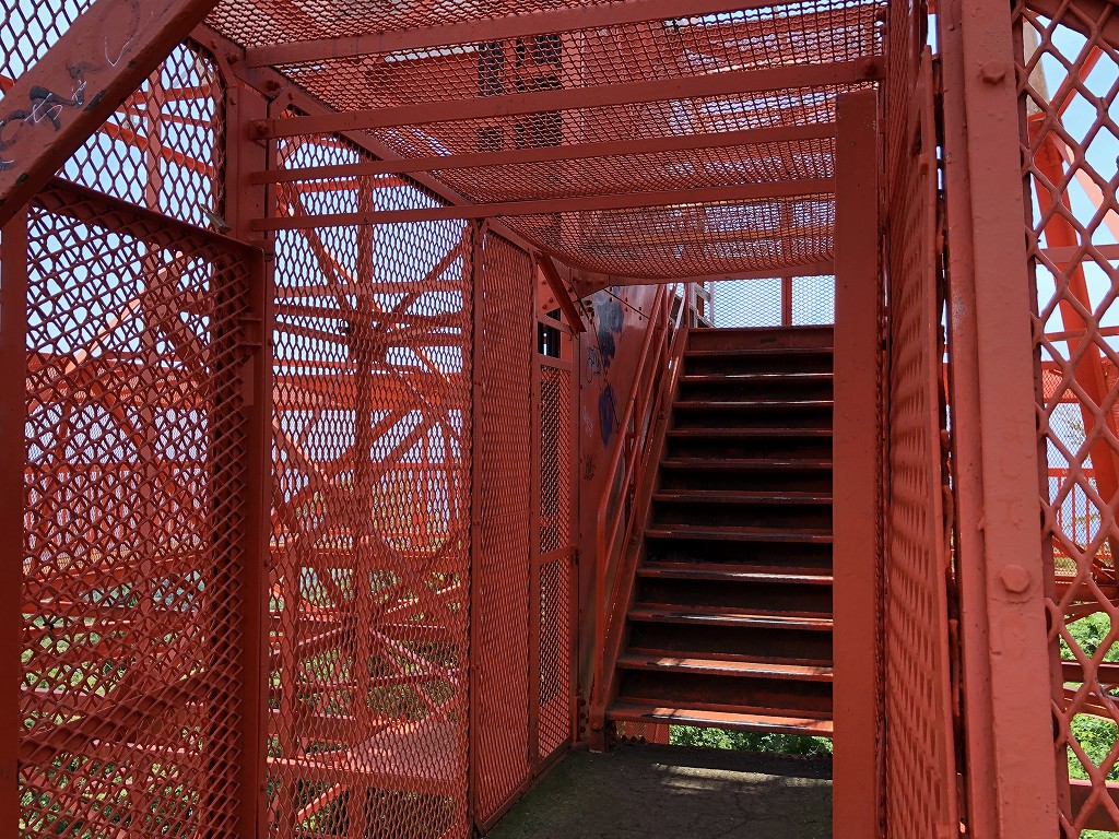 湘南平のテレビ塔の階段