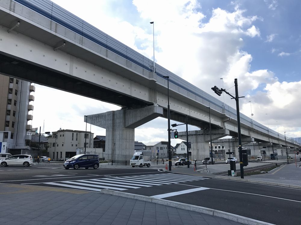 江波を分断する道路
