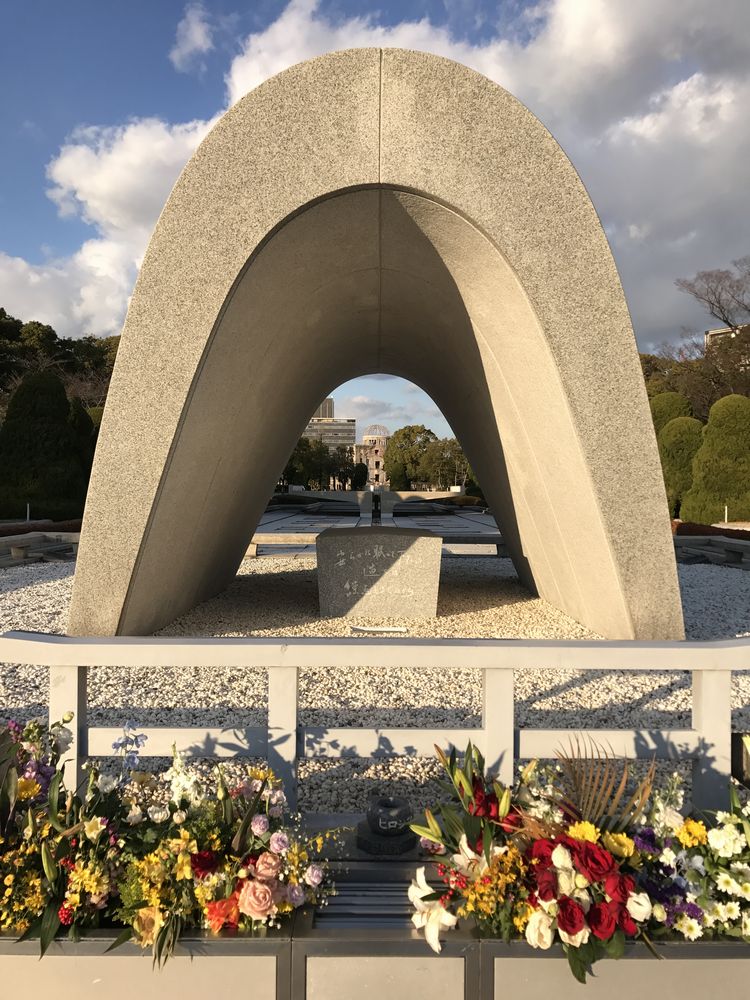 平和記念公園の原爆死没者慰霊碑2
