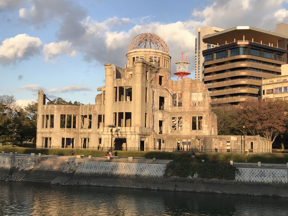 夕日に照らされた原爆ドーム