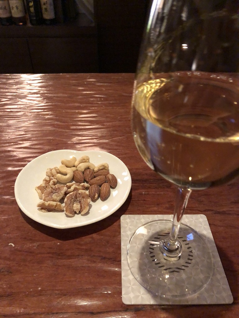 シェラトングランドホテル広島の「雅庭バー」のハッピーアワーの白ワインとミックスナッツ