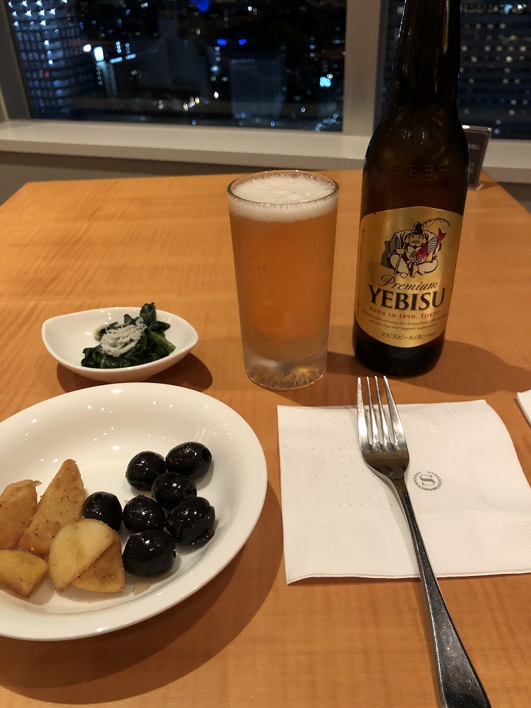 シェラトングランドホテル広島の「シェラトンクラブ」のつまみとビール1