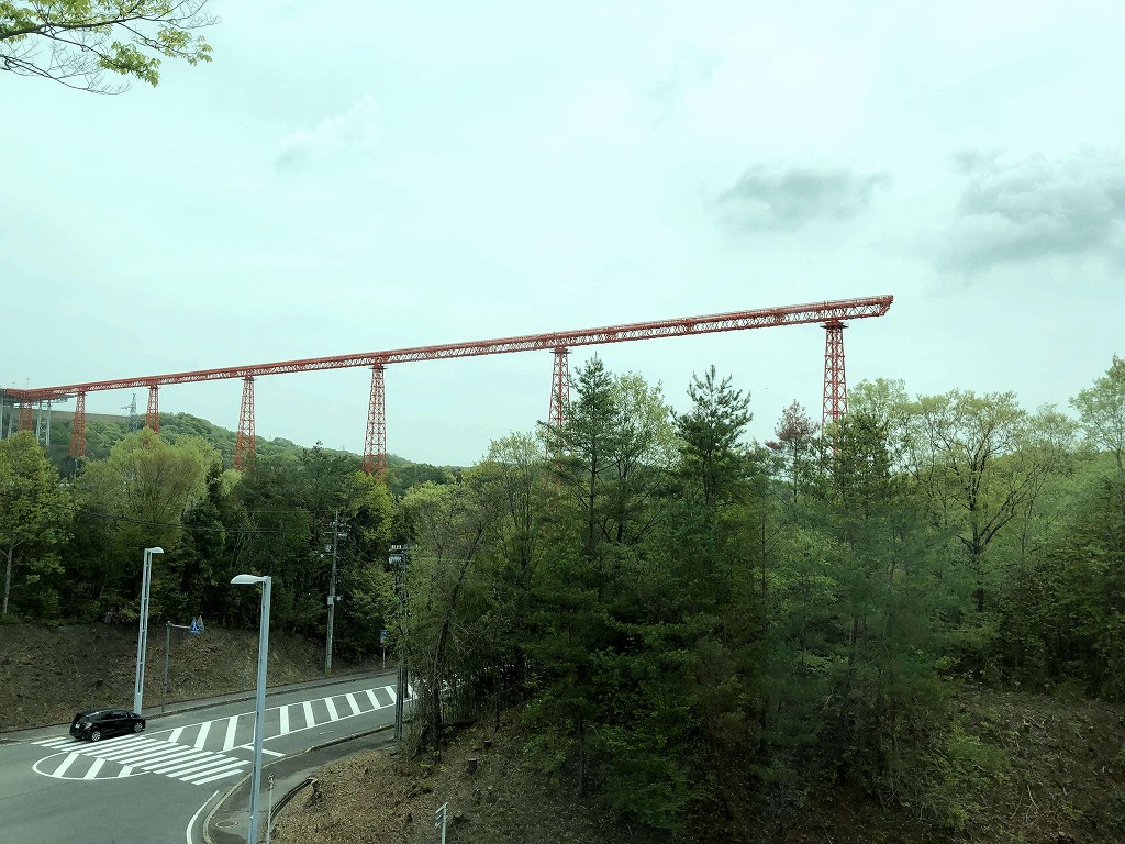 広島空港の赤い鉄橋（誘導灯）