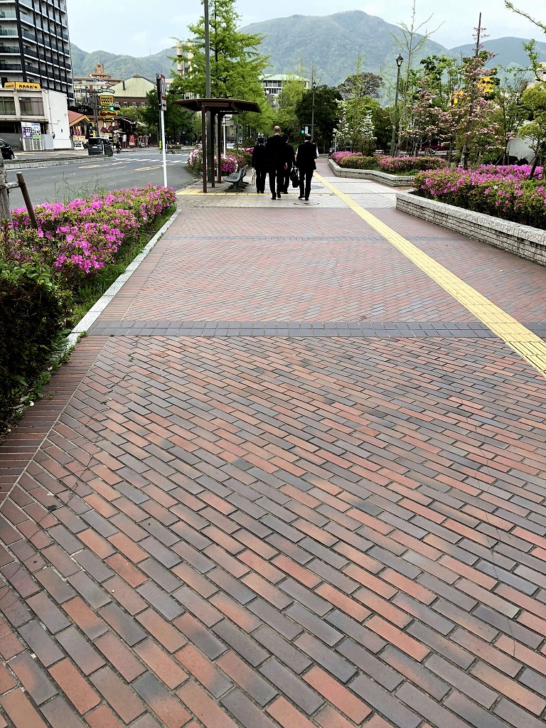 赤レンガふうに舗装された歩道