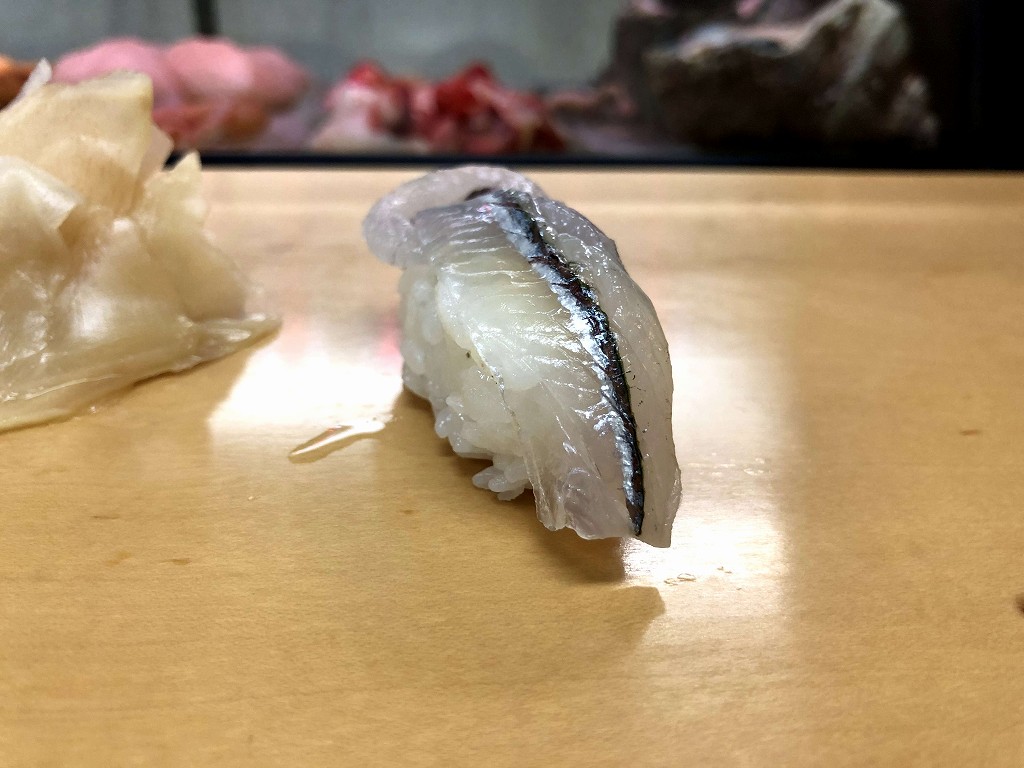 呉の寿司好でサヨリの握り
