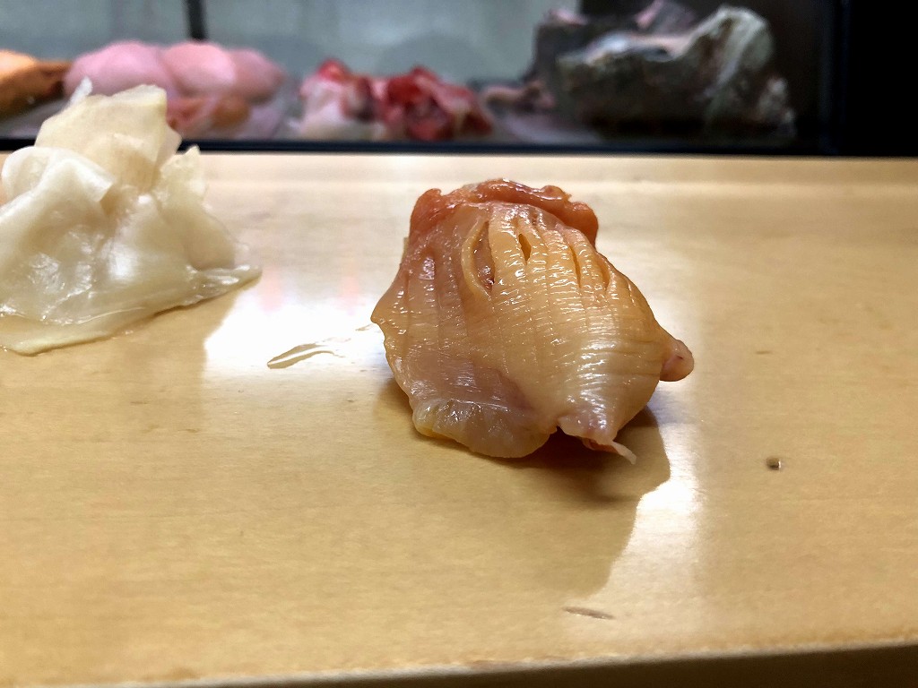 呉の寿司好で赤貝の握り