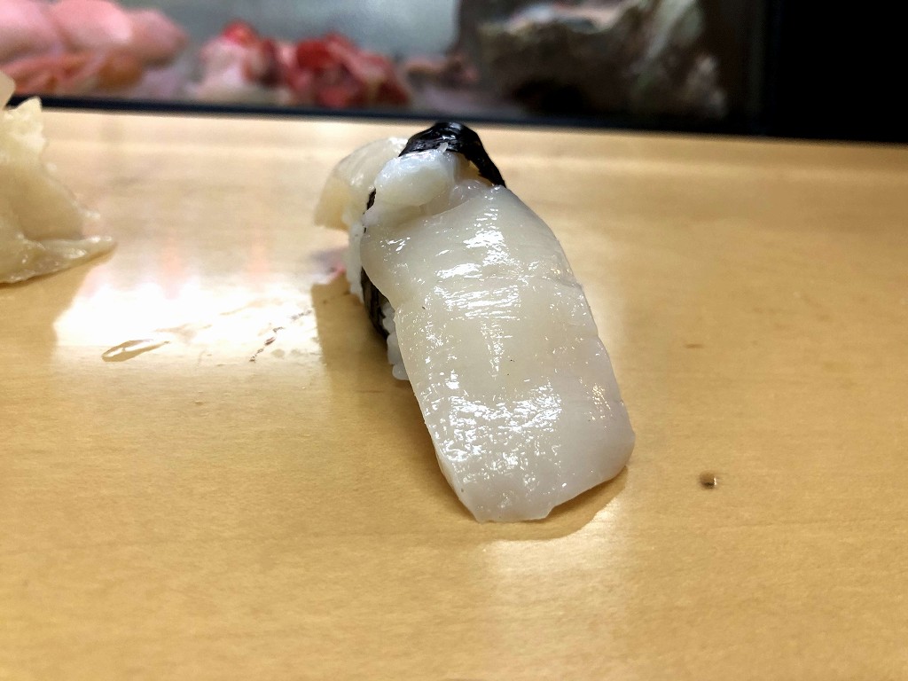 呉の寿司好でホタテの握り