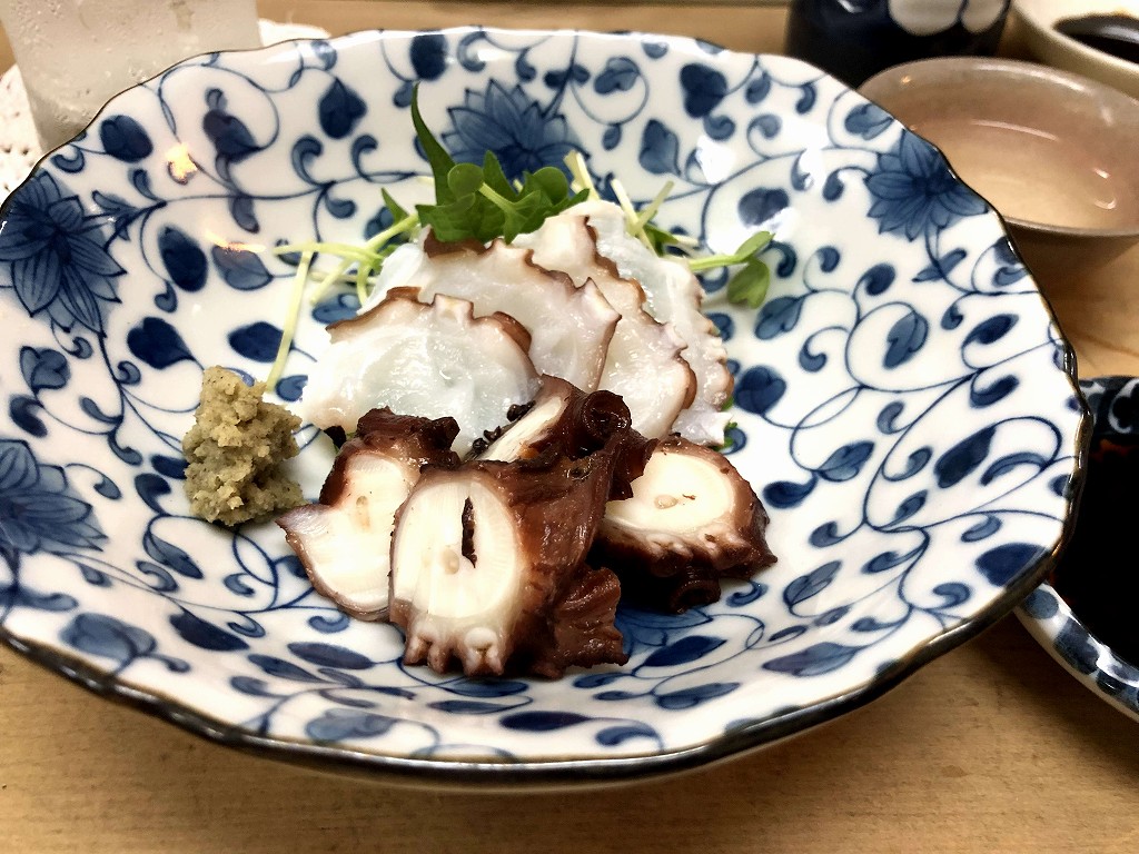 呉の寿司好でタコの刺し身
