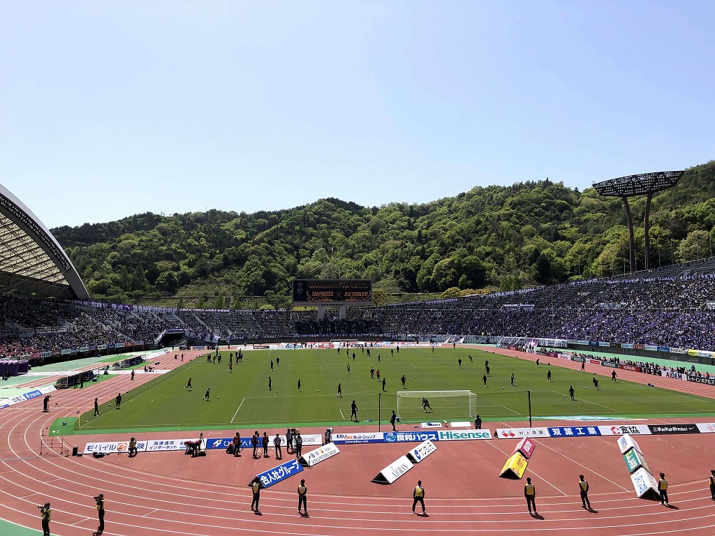 エディオンスタジアム広島に入場