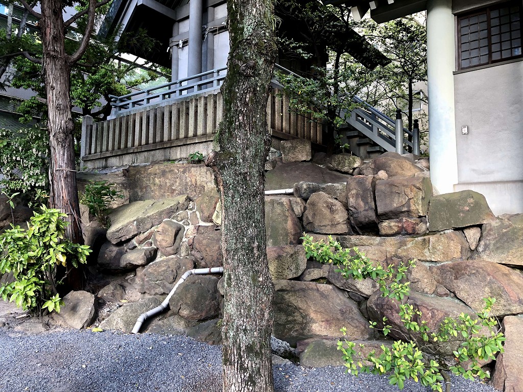 白神社の境内の巨岩