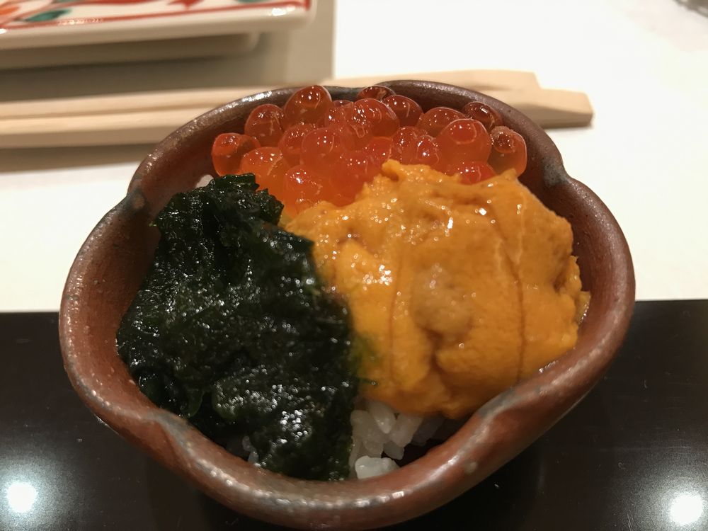 鮨処ひと志のウニ、いくら、生海苔の三色丼