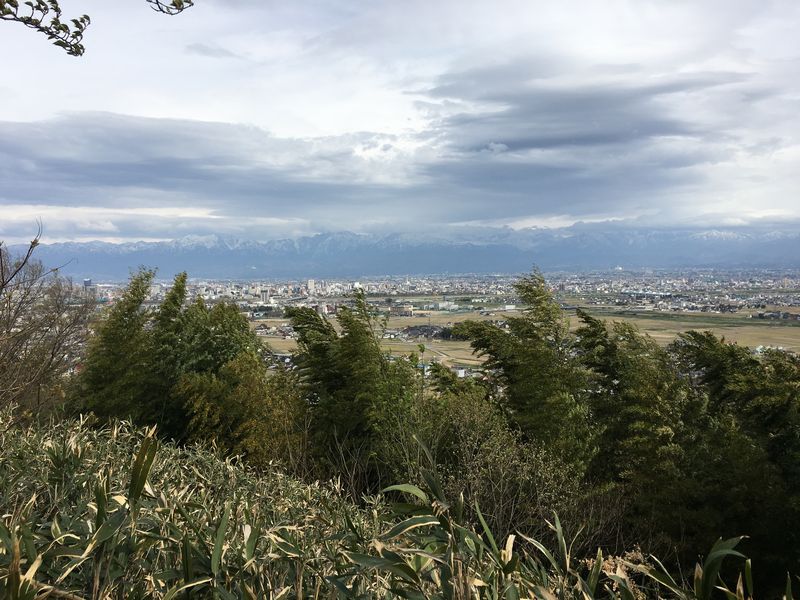 白鳥城址から富山城の方向