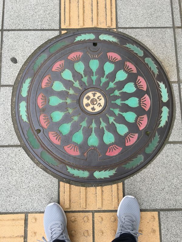富山市のチューリップのマンホール