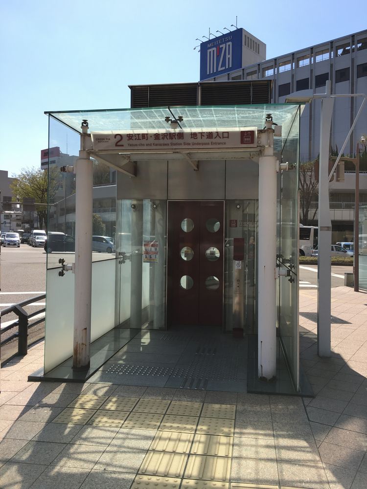 武蔵ヶ辻の地下道へのエレベーター
