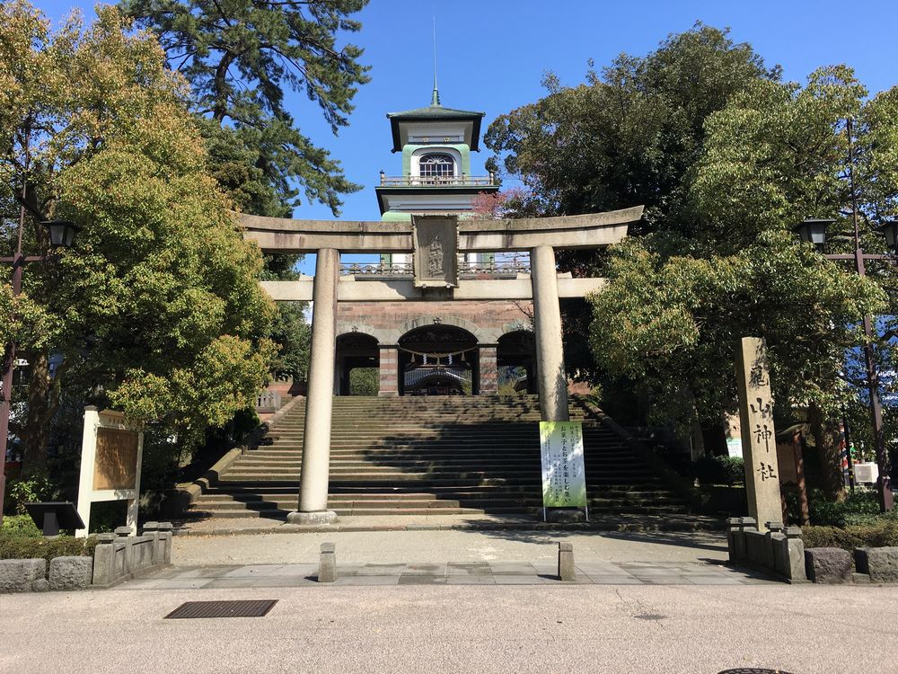 尾山神社の神門1