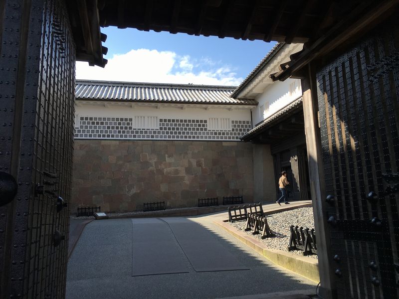 金沢城公園の石川門の枡形