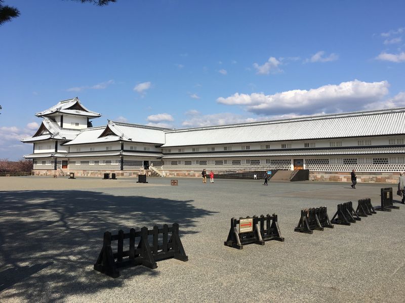 金沢城公園の二の丸広場