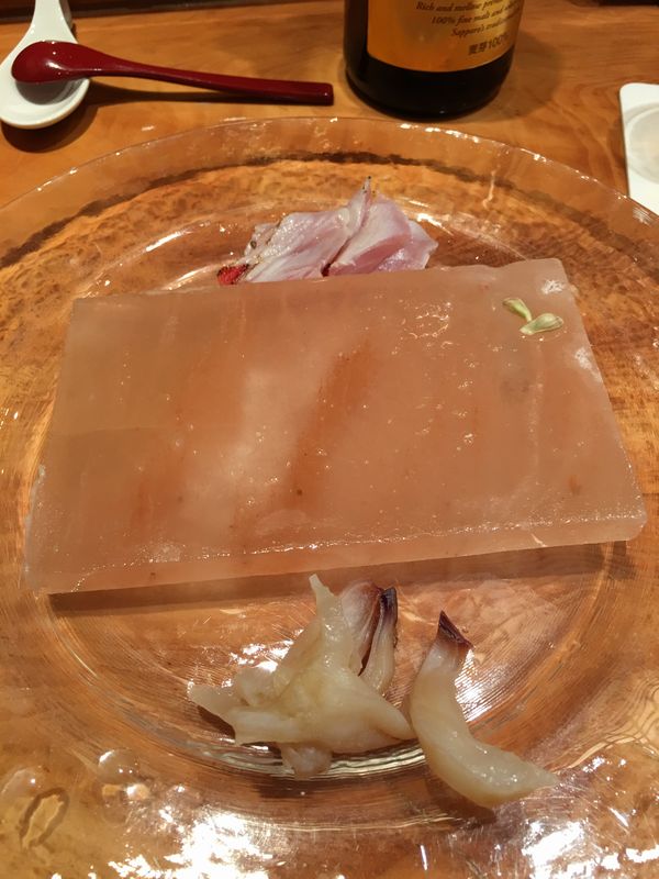 鮨処 こいづみの岩塩プレートのミル貝とタイ