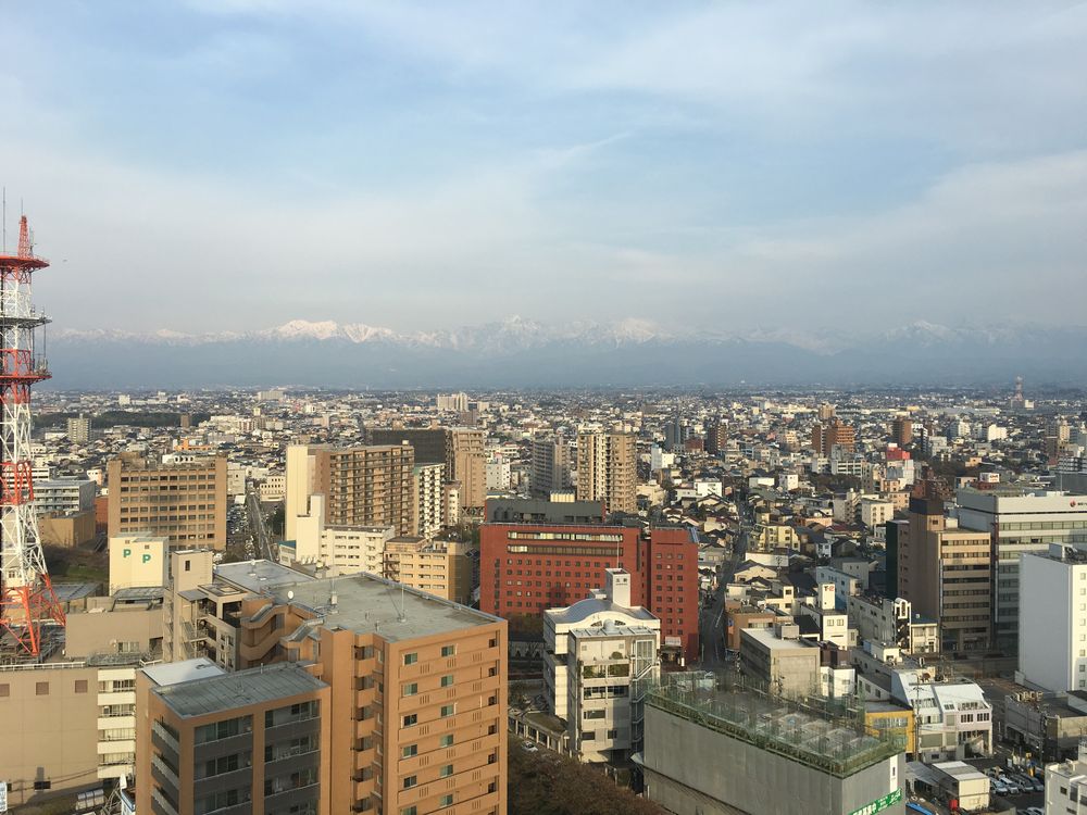 富山市役所の展望台から立山連峰
