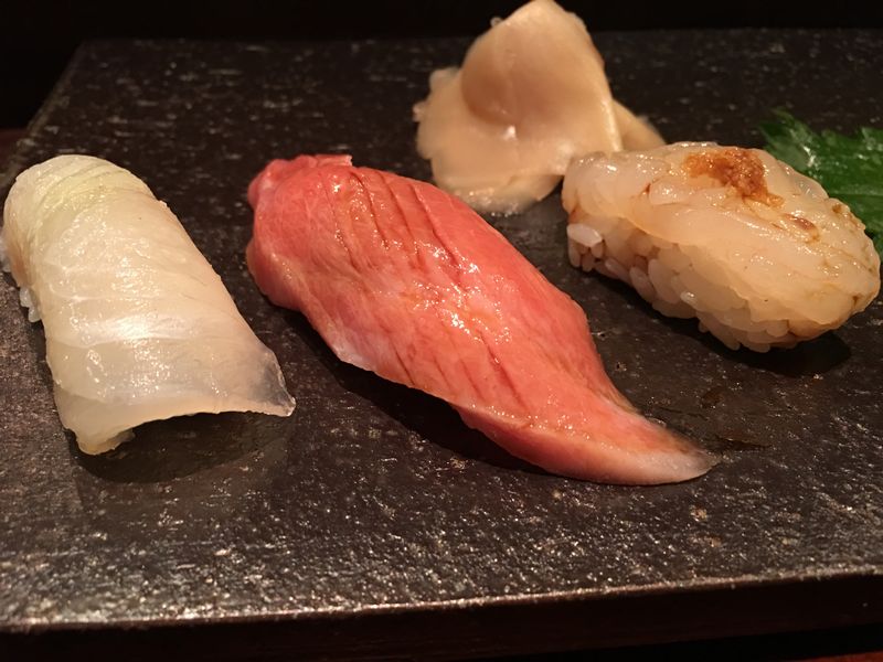 寿し処 佐々木のヒラメ、中トロ、白エビの握り