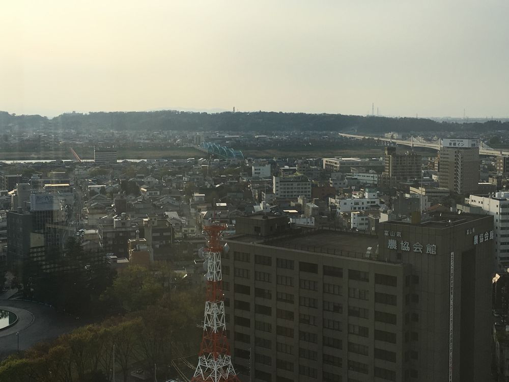 富山市役所の展望台から神通川