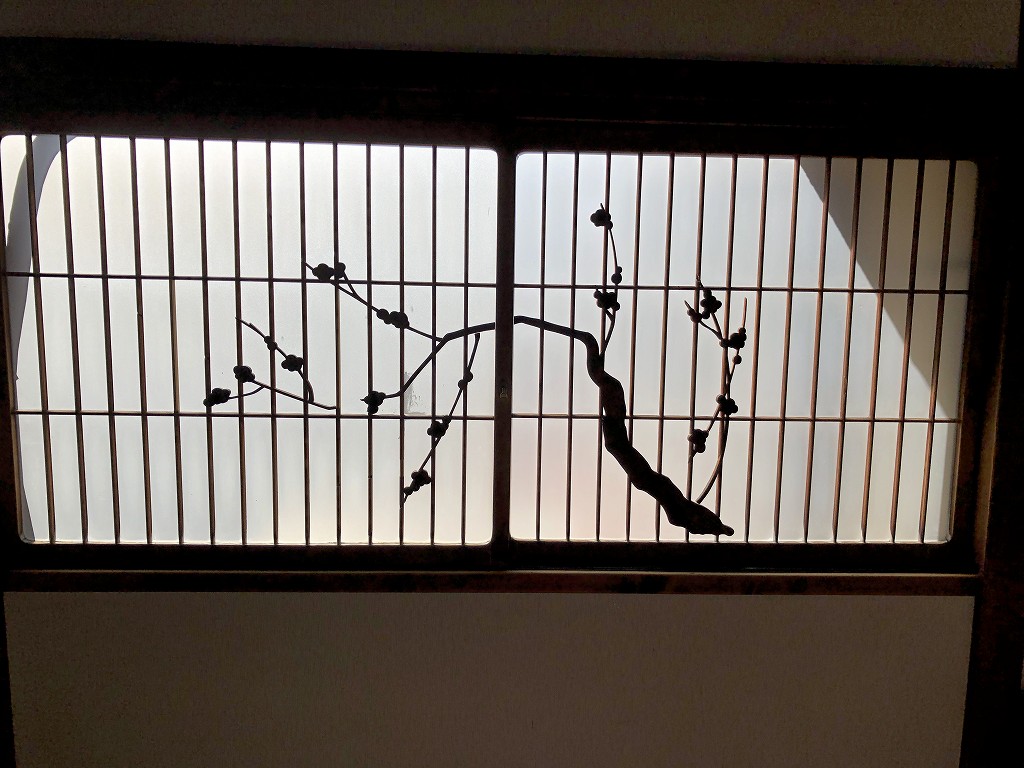 鳳明館森川別館の梅の装飾が施されたガラス戸