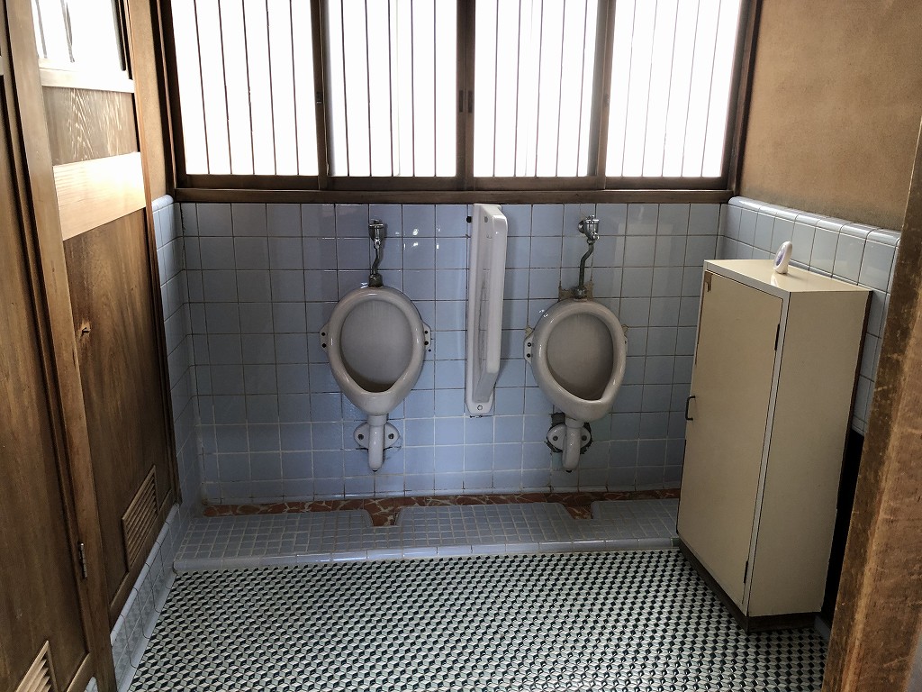 鳳明館森川別館の男性用トイレ2