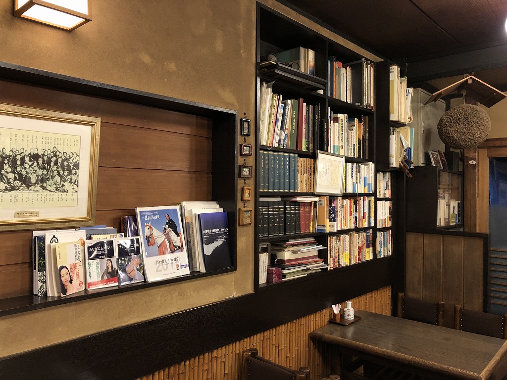 本郷の喜鮨の本棚1