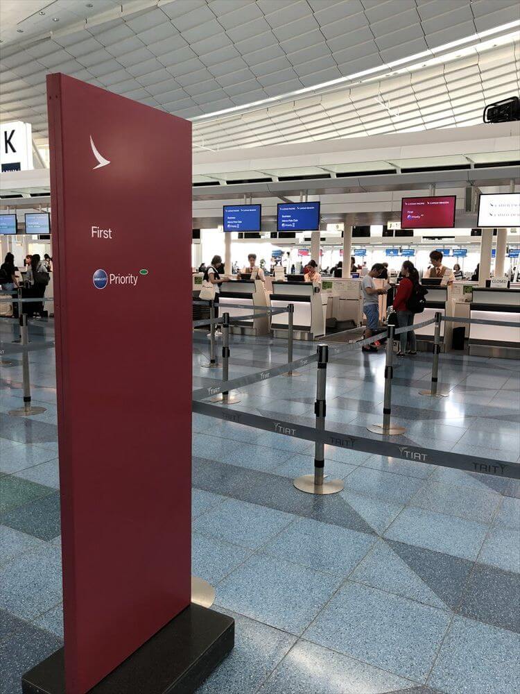 羽田空港のキャセイパシフィック航空のファーストクラスカウンター