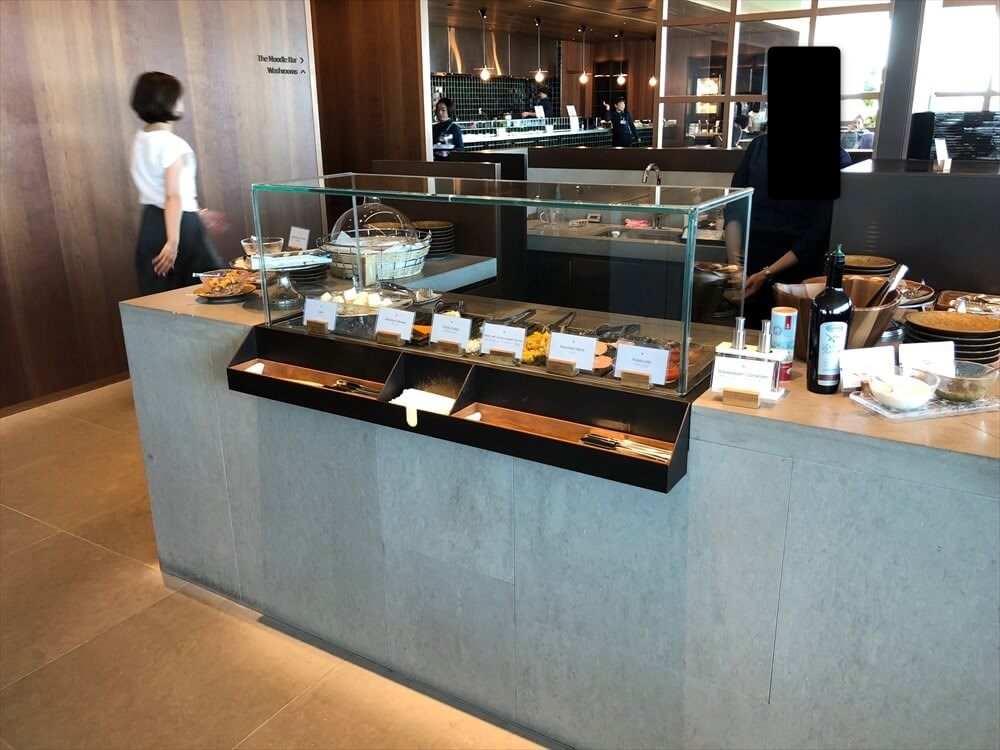羽田空港のキャセイパシフィック航空ラウンジのつまみコーナー1