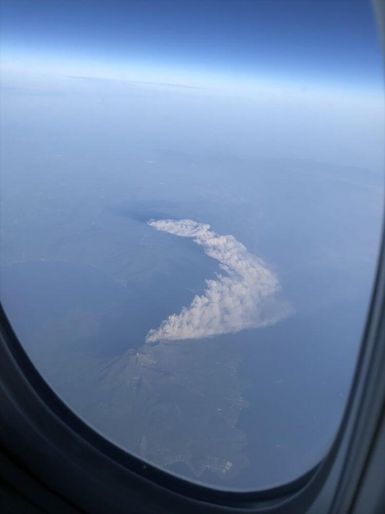 キャセイパシフィック航空（CX549）から見た霧島山の噴煙