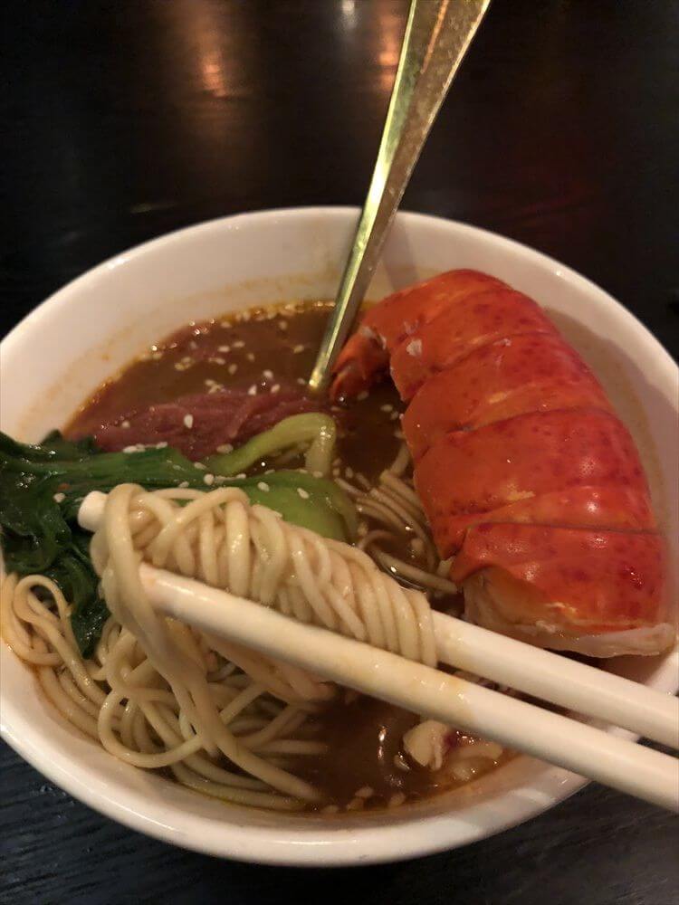 香港のDragon Noodles Academyの龍肉湯麺（LOBSTER TAIL IN SOUP NOODLES）2