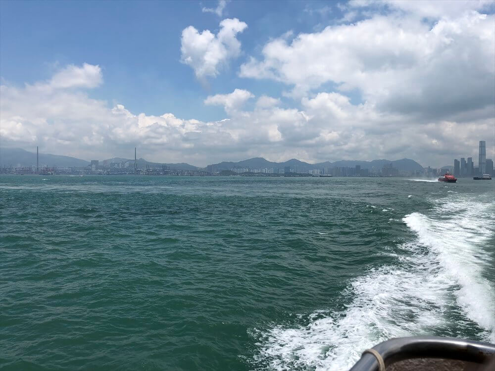 坪洲行きのフェリーから香港島