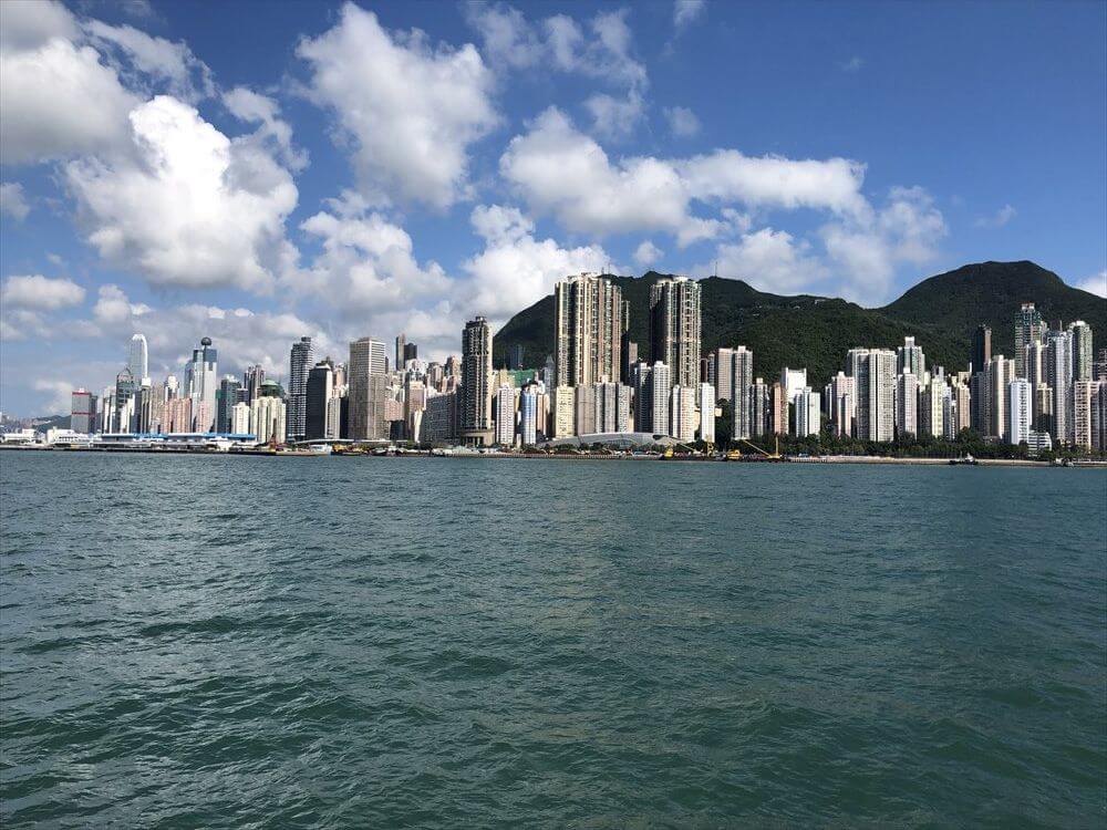 フェリーから香港島の高層ビル1