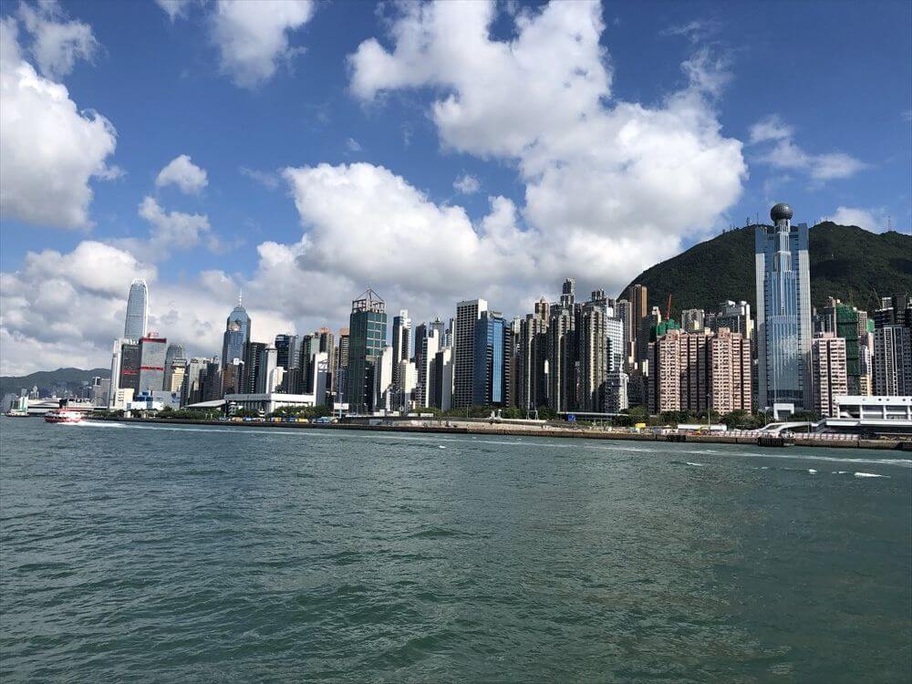 フェリーから香港島の高層ビル2