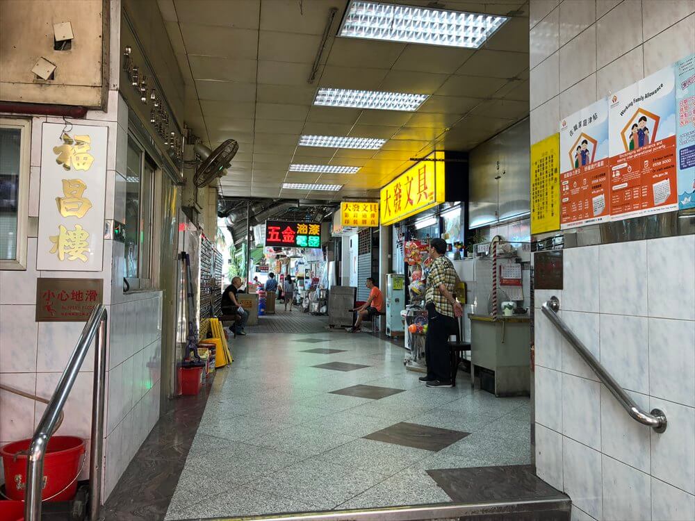 香港島のモンスターマンションの中庭への通路