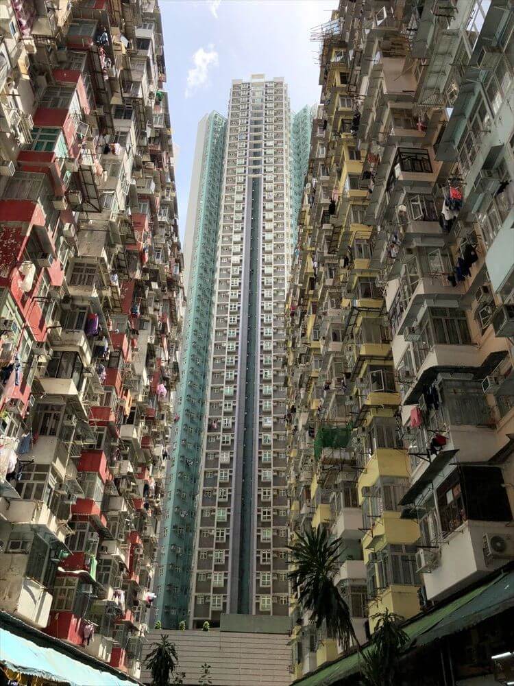 香港島のモンスターマンションの中庭からの写真